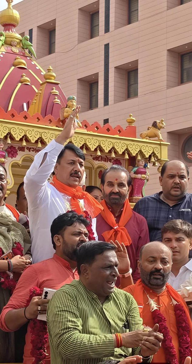 shaktisinhgohil's tweet photo. जय जगन्नाथ 🙏
भगवान श्री जगन्नाथजी की पावन 149वीं रथयात्रा के अवसर की पूर्व संध्या पर गुजरात कांग्रेस समिति के अध्यक्ष श्री अमित चावड़ा , पूर्व मेयर श्री हिमतसिंह पटेल , विधायक श्री इमरान खेड़ावाला और कांग्रेस पार्टी के कार्यकर्ता, नेताओं एवं पदाधिकारियों के साथ मैंने अहमदाबाद स्थित श्री जगन्नाथ मंदिर में दर्शन, आरती और रथ का पूजन किया ।
इस पावन अवसर पर राज्य और देश की सुख, शांति, समृद्धि तथा सर्वजन कल्याण के लिए प्रार्थना की।