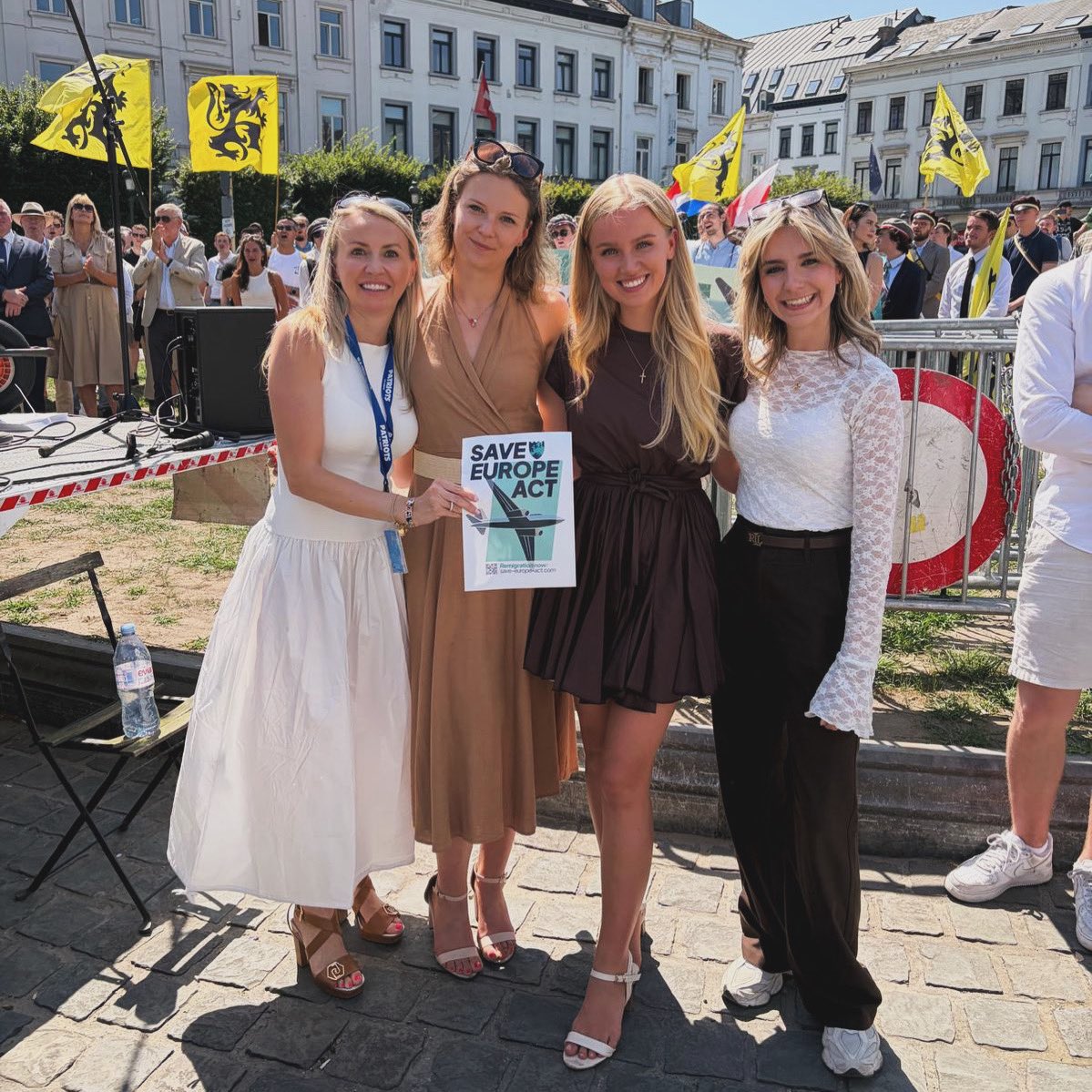 francescavbel's tweet photo. Save Europe Act. Teken de petitie. https://t.co/o0xeqyk7oC

@Barbarabonte 
@EvaVlaar 
@ClaesenMercina https://t.co/vL1epcE0wL