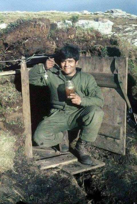 LajeAntonio's tweet photo. ¡HONOR Y GLORIA!

Váyanse ustedes, que tienen hijos. Yo me quedo” gritó Oscar Ismael Poltronieri mientras disparaba contra más de 600 ingleses desde el Monte Dos Hermanas en las Islas Malvinas. Oscar Ismael Poltronieri con 18 años y siendo analfabeto, por sus acciones de combate durante la batalla del "Cerro Dos Hermanas" en la Guerra de Malvinas, quien era operador de una ametralladora, y desoyendo la orden de retirada y quedándose combatiendo él solo, permitió el repliegue de todos sus compañeros (más de 150 soldados incluidos sus superiores) a zonas seguras y disparando al enemigo con su única boca de fuego. Impidió el avance de todo el dispositivo ofensivo británico durante más de 10 horas.

Por este acto recibió la medalla "La Cruz de la Nación Argentina al Heroico Valor en Combate" y es el único soldado conscripto "Vivo en recibir la máxima condecoración que otorga nuestra Nación.

Luego de la Guerra, Oscar, intento suicidarse, vendió baratijas en los colectivos y trabajó de remisero.

Pero lo más importante fue que soldados y oficiales ingleses lo buscaron para expresar su admiración por él y fue condecorado en Inglaterra con "La Cruz de Hierro al Valor".
En los colegios de nuestro país algunos alumnos "no" lo conocen, "no" saben quién es.

Historia es contar, narrar los acontecimientos, hechos, junto a sus personajes los verdaderos protagonistas. Al contar y compartirlo colaboramos con el maravilloso proceso de construcción de la memoria y el honor de un pueblo, de una Nación "Argentina" y su transmisión a las generaciones.

"...Los únicos héroes que se mueren son los que se olvidan