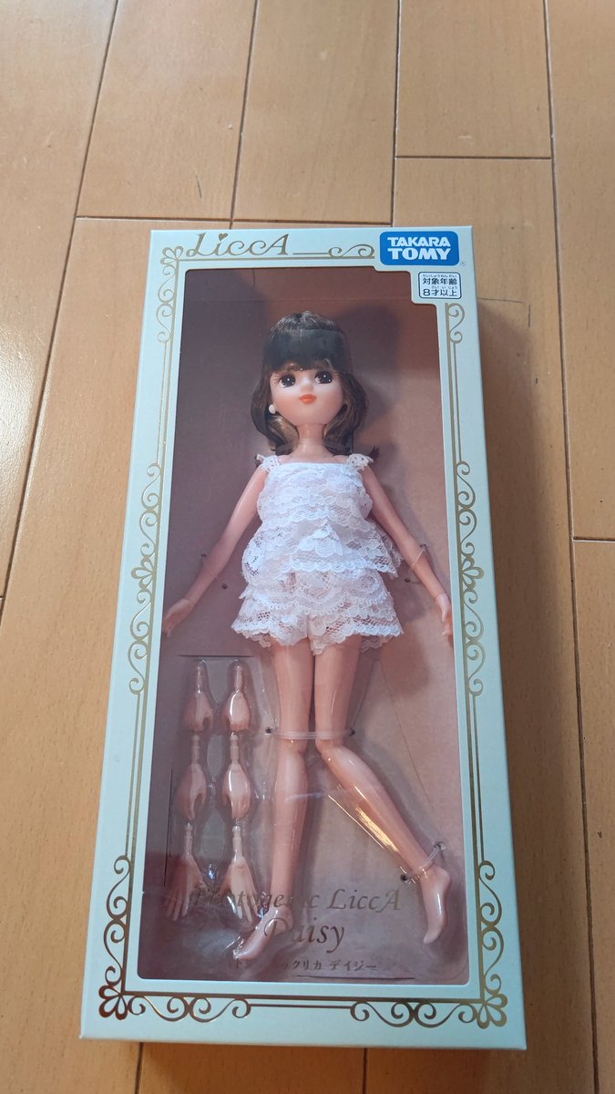 ついにフォトジェニックリカちゃんをお迎え。関節が動くので座らせやす