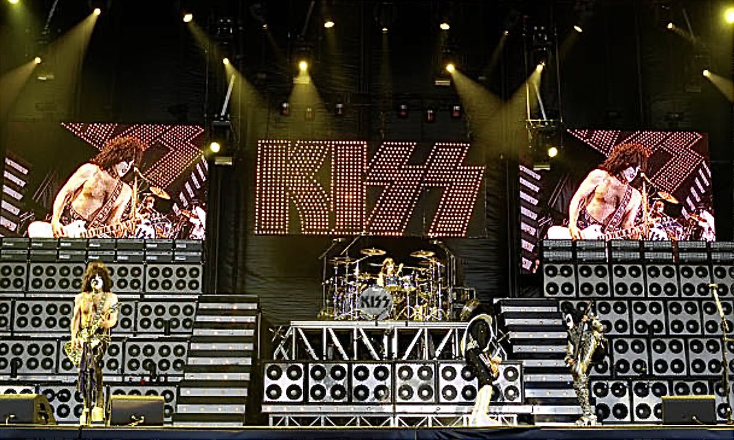 kissmaster01's tweet photo. KISS https://t.co/2tAREwL9Uv