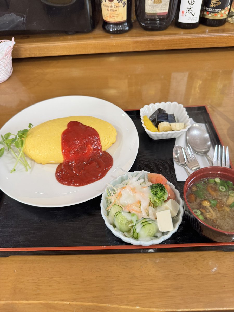 cyber_kiyo's tweet photo. すうぷ屋
オムライスセット 大盛 ￥1650-？
美しいオムライスを見かけたので行ってきました。
こんなとこにってところにあります。
表の看板は11時になってますが11:30オープンです。
店内はご自宅を改装した感じで落ちつきます。
オムライスの具材はハム 玉葱 ピーマン 人参で普通に美味しい。 https://t.co/mbUZ7i5z20