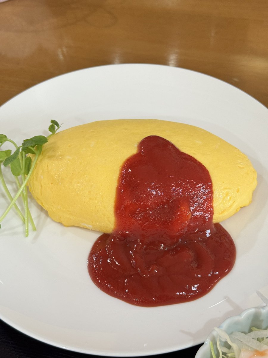 cyber_kiyo's tweet photo. すうぷ屋
オムライスセット 大盛 ￥1650-？
美しいオムライスを見かけたので行ってきました。
こんなとこにってところにあります。
表の看板は11時になってますが11:30オープンです。
店内はご自宅を改装した感じで落ちつきます。
オムライスの具材はハム 玉葱 ピーマン 人参で普通に美味しい。 https://t.co/mbUZ7i5z20