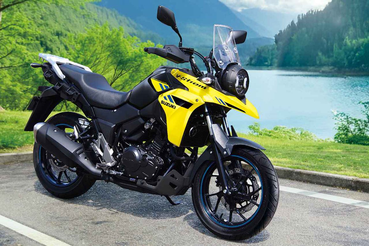 motospo_'s tweet photo. スズキ「Vストローム250」2026年モデル登場！ 待望のLEDヘッドライトを新採用、カラー4色で7月23日発売
https://t.co/a6HHQTQDxk

スズキは、大ヒット250ccアドベンチャー「Vストローム250」の仕様を一部変更し、2026年7月23日に発売する。今回のモデルではフロントフェイスの印象を大きく変える丸形LEDヘッドライトを新採用。ABSユニットも変更し、4色のカラーリングを設定した。扱いやすい2気筒エンジンや17Lの大容量燃料タンクなど、ロングツーリングで頼れる基本性能はそのままに、より所有感を高めた仕様へと進化している。