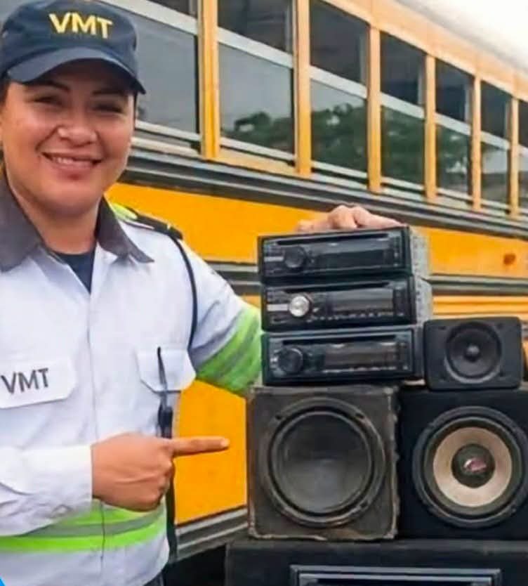 alertanoti's tweet photo. VMT MANTIENE OPERATIVOS Y SIGUE RETIRANDO EQUIPOS DE SONIDO EN BUSES Y COASTER

La restricción al uso de equipos de sonido con alto volumen en el transporte colectivo continúa. Las autoridades mantienen los operativos para retirar los aparatos musicales de buses y coaster, en respuesta a las constantes denuncias de usuarios que aseguran verse afectados por el exceso de volumen durante los recorridos.

Según las autoridades, estas acciones únicamente buscan hacer cumplir la normativa vigente y garantizar un viaje más cómodo para los pasajeros.

Los controles se han intensificado durante esta semana y, aunque algunos conductores han expresado su inconformidad, otros han optado por retirar voluntariamente los equipos de sonido para evitar sanciones económicas, las cuales oscilan entre los $50 y $100. Hasta el momento, la VMT continúa desarrollando los operativos en distintas rutas del país.