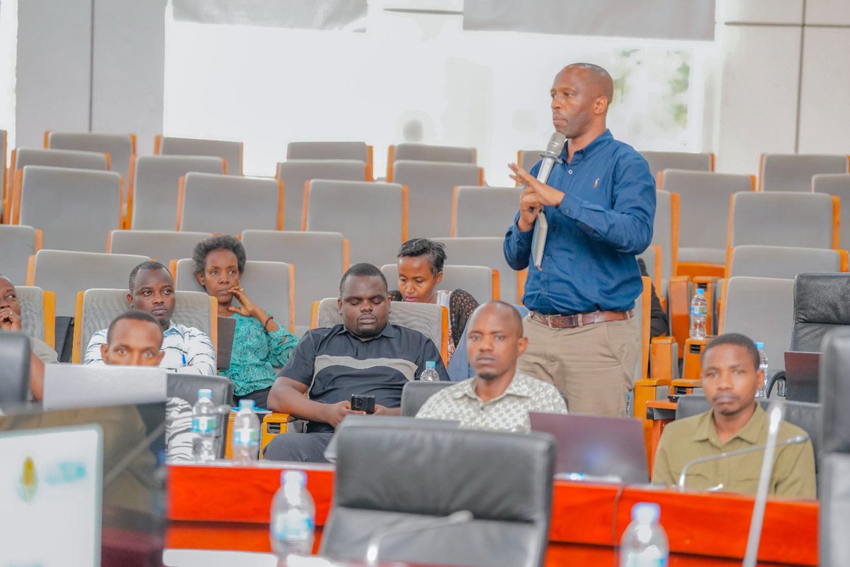 CityofKigali's tweet photo. Mu rwego rwo kwihutisha iterambere ry'umudugudu rigizwemo uruhare n'abawutuye, uyu munsi Umujyi wa Kigali watangiye amahugurwa y'iminsi itatu ku bafashamyumvire 70 baturutse mu mirenge 35 ya #KigaliYacu. 

Iyi gahunda irimo gukorwa mu Gihugu hose, igamije gushimangira iterambere rishingiye ku baturage binyuze mu guha abaturage n’abayobozi b’inzego z’ibanze ubushobozi. 

Abitabiriye amahugurwa bazasobanurirwa uko Umudugudu uzitegura Gahunda y'Iterambere ry'Umudugudu (VDP) nuko habaho imishinga y'umudugudu ubwawo itandukanye n'indi mishinga izakorwa n'izindi nzego.