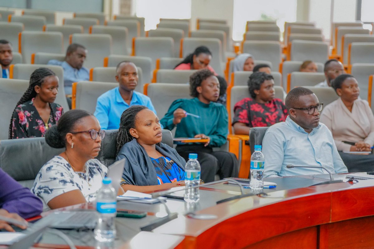 CityofKigali's tweet photo. Mu rwego rwo kwihutisha iterambere ry'umudugudu rigizwemo uruhare n'abawutuye, uyu munsi Umujyi wa Kigali watangiye amahugurwa y'iminsi itatu ku bafashamyumvire 70 baturutse mu mirenge 35 ya #KigaliYacu. 

Iyi gahunda irimo gukorwa mu Gihugu hose, igamije gushimangira iterambere rishingiye ku baturage binyuze mu guha abaturage n’abayobozi b’inzego z’ibanze ubushobozi. 

Abitabiriye amahugurwa bazasobanurirwa uko Umudugudu uzitegura Gahunda y'Iterambere ry'Umudugudu (VDP) nuko habaho imishinga y'umudugudu ubwawo itandukanye n'indi mishinga izakorwa n'izindi nzego.