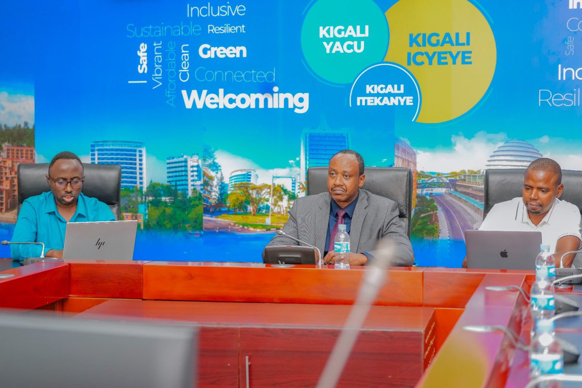 CityofKigali's tweet photo. Mu rwego rwo kwihutisha iterambere ry'umudugudu rigizwemo uruhare n'abawutuye, uyu munsi Umujyi wa Kigali watangiye amahugurwa y'iminsi itatu ku bafashamyumvire 70 baturutse mu mirenge 35 ya #KigaliYacu. 

Iyi gahunda irimo gukorwa mu Gihugu hose, igamije gushimangira iterambere rishingiye ku baturage binyuze mu guha abaturage n’abayobozi b’inzego z’ibanze ubushobozi. 

Abitabiriye amahugurwa bazasobanurirwa uko Umudugudu uzitegura Gahunda y'Iterambere ry'Umudugudu (VDP) nuko habaho imishinga y'umudugudu ubwawo itandukanye n'indi mishinga izakorwa n'izindi nzego.
