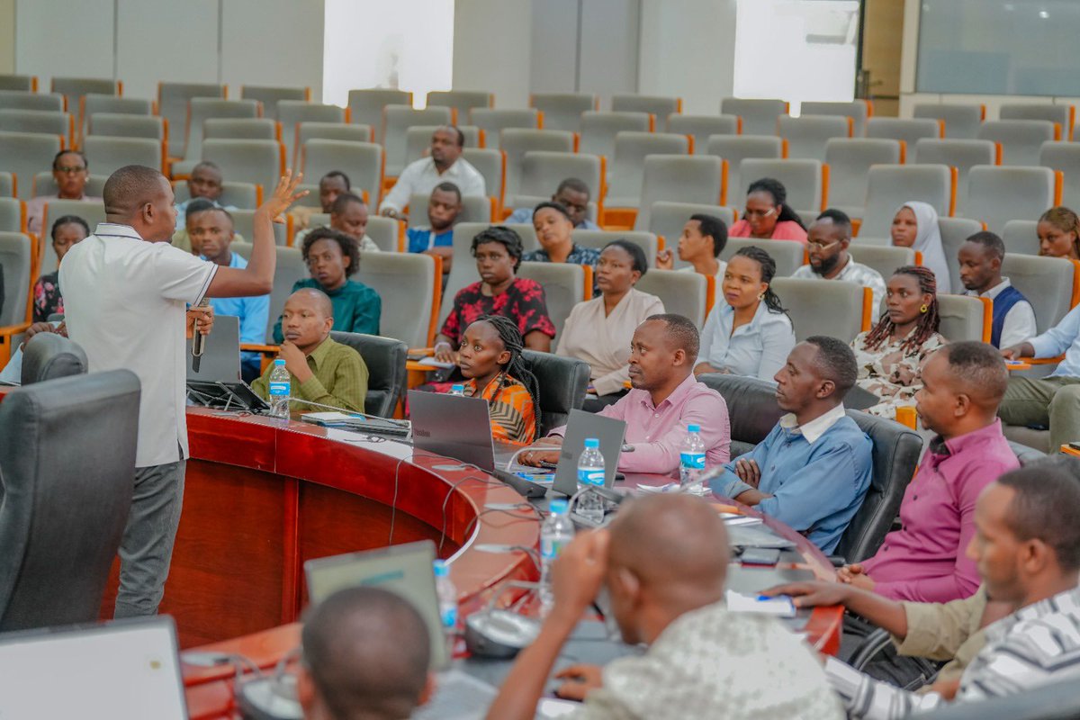 CityofKigali's tweet photo. Mu rwego rwo kwihutisha iterambere ry'umudugudu rigizwemo uruhare n'abawutuye, uyu munsi Umujyi wa Kigali watangiye amahugurwa y'iminsi itatu ku bafashamyumvire 70 baturutse mu mirenge 35 ya #KigaliYacu. 

Iyi gahunda irimo gukorwa mu Gihugu hose, igamije gushimangira iterambere rishingiye ku baturage binyuze mu guha abaturage n’abayobozi b’inzego z’ibanze ubushobozi. 

Abitabiriye amahugurwa bazasobanurirwa uko Umudugudu uzitegura Gahunda y'Iterambere ry'Umudugudu (VDP) nuko habaho imishinga y'umudugudu ubwawo itandukanye n'indi mishinga izakorwa n'izindi nzego.