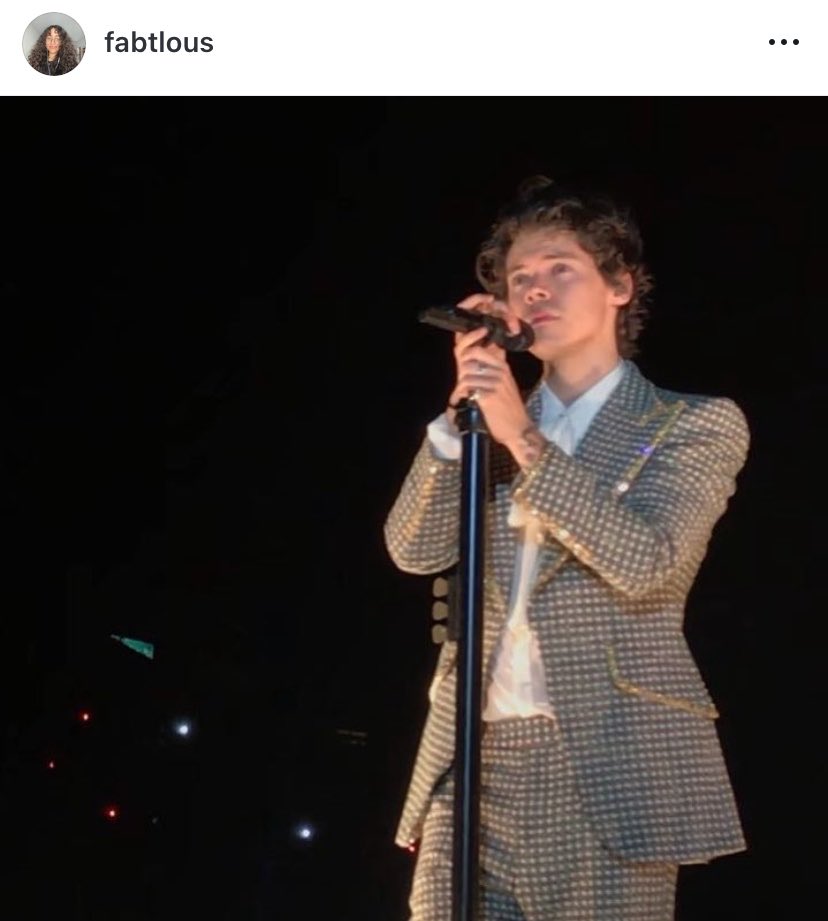 hesroan's tweet photo. e pensar que essa foi a única foto que eu consegui tirar do harry na pista comum antes do meu iphone 6s de 16gb ficar sem memória em 2018 https://t.co/U73b7jZbxp