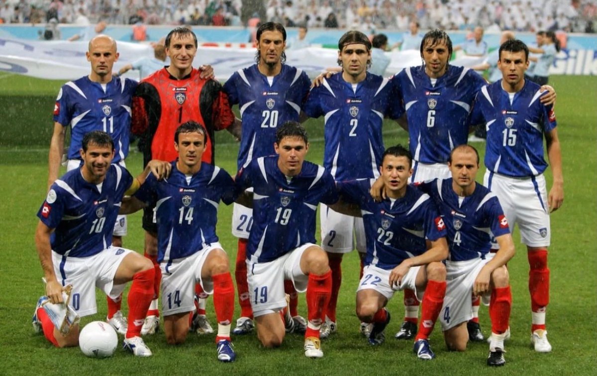 historyinmemes's tweet photo. Serbia and Montenegro before their final match at the 2006 FIFA World Cup, played just 18 days after the country officially ceased to exist.

The Federal Republic of Yugoslavia was renamed Serbia and Montenegro in 2003. On June 3, 2006, Montenegro declared independence after a referendum, officially dissolving the state and marking the final chapter in the breakup of Yugoslavia.

However, the 2006 FIFA World Cup was already underway. Since the team had qualified before the country’s dissolution, FIFA allowed Serbia and Montenegro to remain in the tournament under the now-defunct nation’s name and flag. By the time this photo was taken before the team’s final group-stage match against Ivory Coast on June 21, the country it represented had ceased to exist nearly three weeks earlier.

Although neither side could qualify for the knockout stage, the match became a unique moment in football history. It marked the final appearance of Serbia and Montenegro on the international stage and the last time the former Yugoslav national anthem, “Hey, Slavs,” was played at an official sporting event.

The game itself reflected the team’s turbulent circumstances. Serbia and Montenegro took a 2-0 lead before Ivory Coast staged a comeback to win 3-2, bringing the nation’s brief footballing history to an end with a defeat.

Midfielder Dejan Stanković remains the only player in FIFA World Cup history to represent three different national teams without ever changing nationality. He played for FR Yugoslavia in 1998, Serbia and Montenegro in 2006, and Serbia in 2010, illustrating the dramatic political changes that reshaped the Balkans over just 12 years.