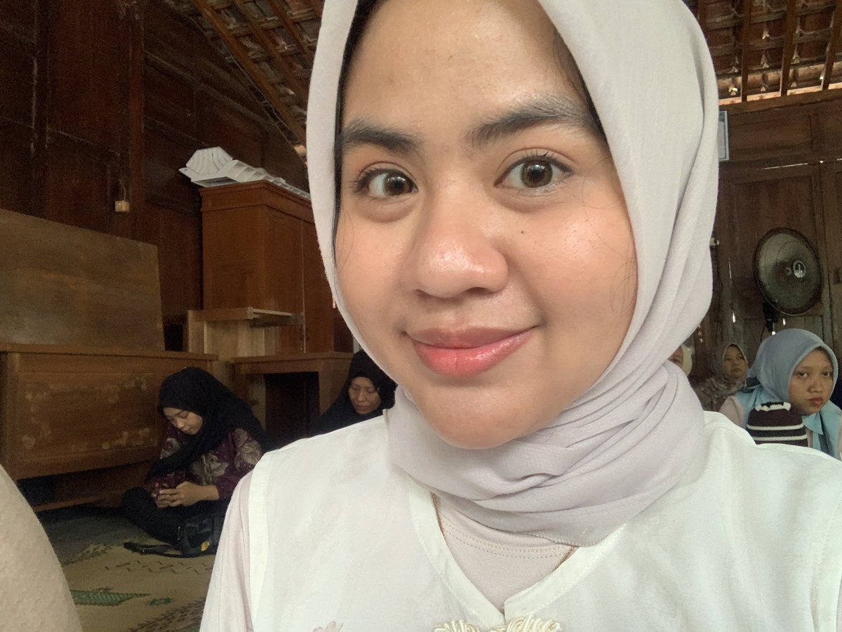 _deydreaming's tweet photo. kobisa lu ga naksir???! (hehe mff) https://t.co/zqzVmZOmBq