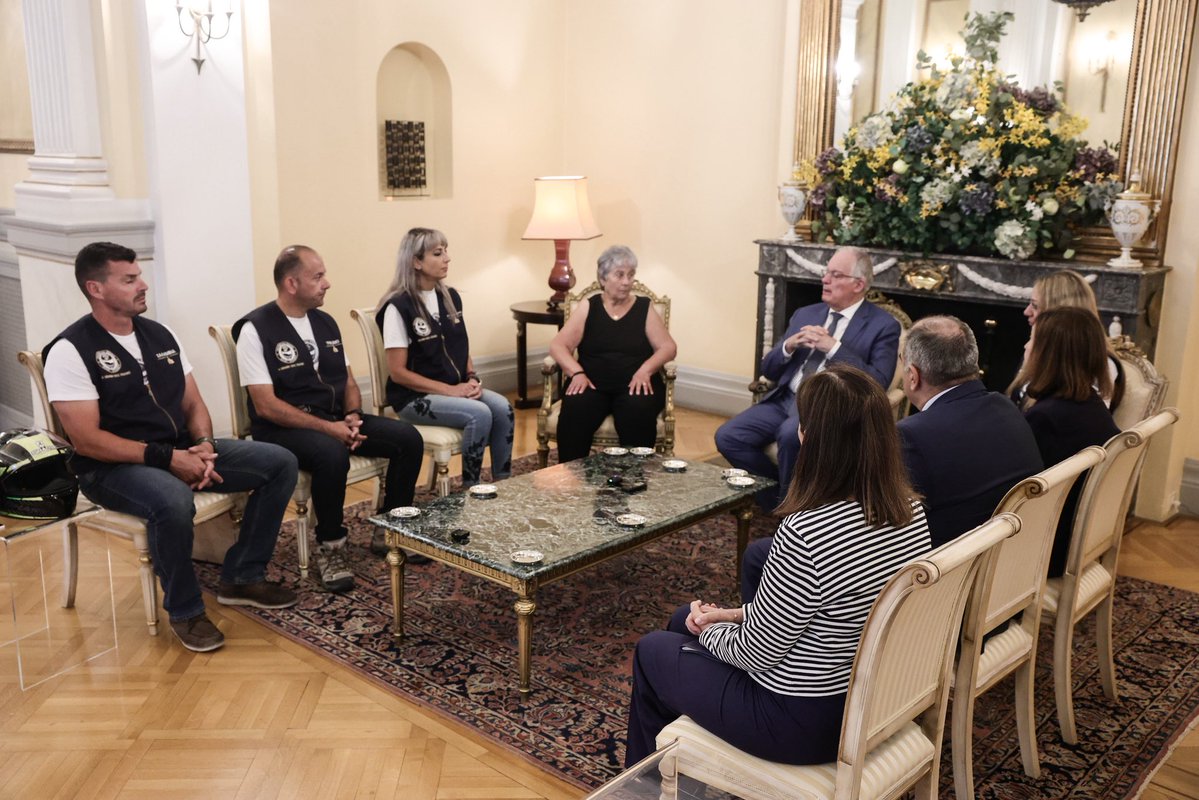 PresidencyGR's tweet photo. Συνάντηση του Προέδρου της Δημοκρατίας Κωνσταντίνου Αν. Τασούλα με αντιπροσωπεία της «Πρωτοβουλίας Μνήμης Ισαάκ – Σολωμού»

https://t.co/iN8goMPCZS https://t.co/9JcD8X48A9
