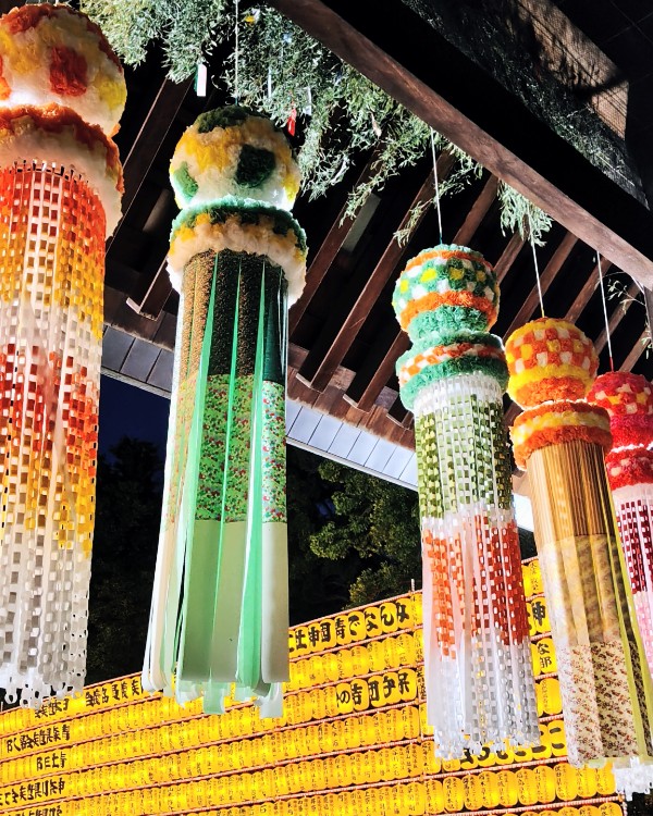 coco_furara's tweet photo. 昨夜、靖国神社のみたままつりへ行ってきました。今年初めて半袖着ましたが暑かった💦浮かれた外国人の集団がいて、ふざけながら足を後ろに突き上げたんですよ。それがもろ、私の太腿に直撃して😖後ろ蹴り状態ですよ。ぶつかっても気にもかけない。テンション高いのは仕方ないけど、マナーは守ってね！ https://t.co/mMj7SlGkCl