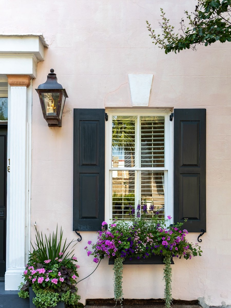 ExploreCHS's tweet photo. Happy #WindowBoxWednesday from Charleston! πΏ #ExploreCharleston https://t.co/wu9F7T93Vv