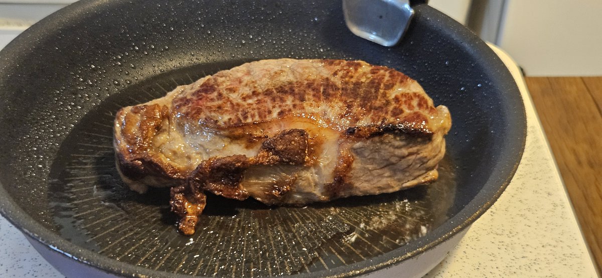 MetaFit_Gym's tweet photo. 断面がヤバすぎた…😍

The Meat Guyのグラスフェッドサーロインをワイン＆バターソースで焼いてみた🔥

筋トレ民向けステーキランキングでも紹介してるやつです！
→ https://t.co/qZXbLZFbW2

#TheMeatGuy #グラスフェッドビーフ #ステーキ #筋トレ飯 #肉飯 https://t.co/b1F8LaiAPb