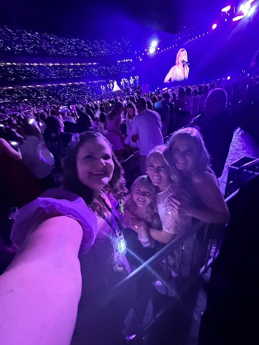 nola_swiftie's tweet photo. It’s been three years 😭😭😭 https://t.co/Ggck8Qp9sv