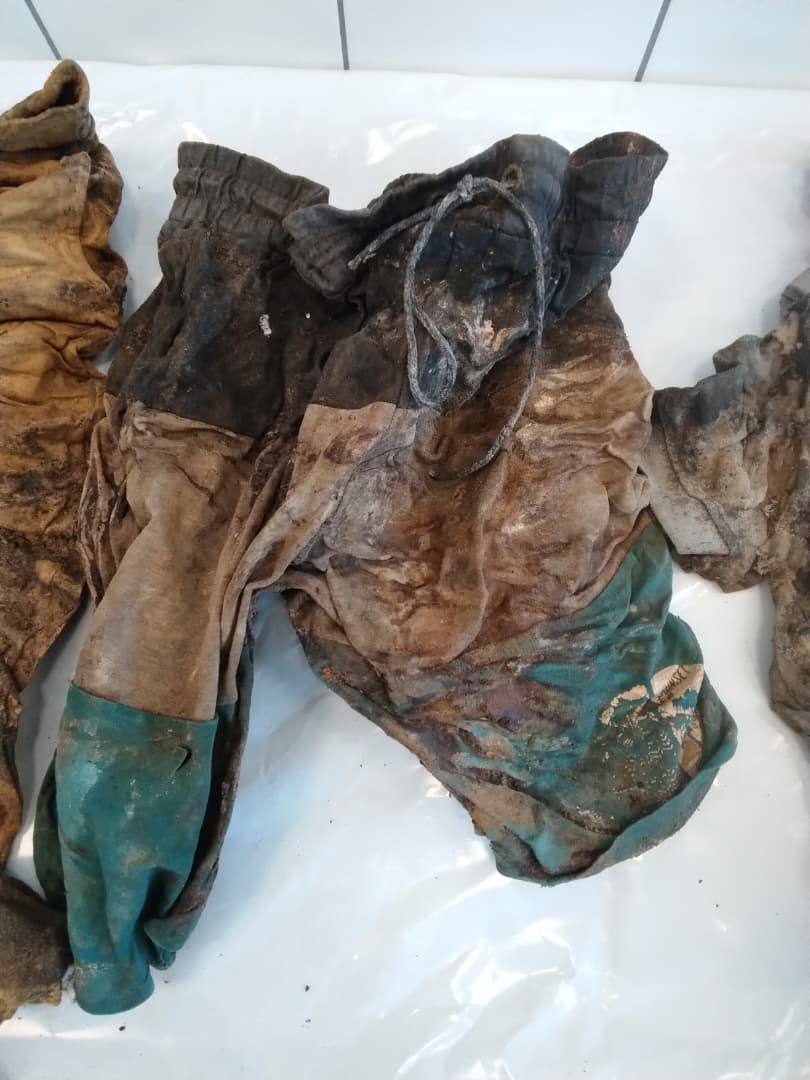 namibiansun's tweet photo. JUST IN: The Namibian Police are appealing to the public for assistance in identifying human remains discovered along a riverbank in Windhoek over the weekend.

Police said a human skeleton was found at around 10:30 on Saturday, 11 July, in bushes near Matshitshi Road in Otjomuise, about 200 metres east of the Matshitshi gravel road.

The items found at the scene include a black Johnson T-shirt, a pair of yellow tracksuit trousers and a pair of Havaianas sandals.

Police have not yet established the identity, age or gender of the deceased, and the circumstances surrounding the person's death remain under investigation.

Anyone who recognises the clothing or may have information that could assist in identifying the deceased can contact Chief Inspector Oscar N. Shatipamba of the Namibian Police Forensic Science Institute on 081 129 7550 or visit the police mortuary to view the recovered clothing.