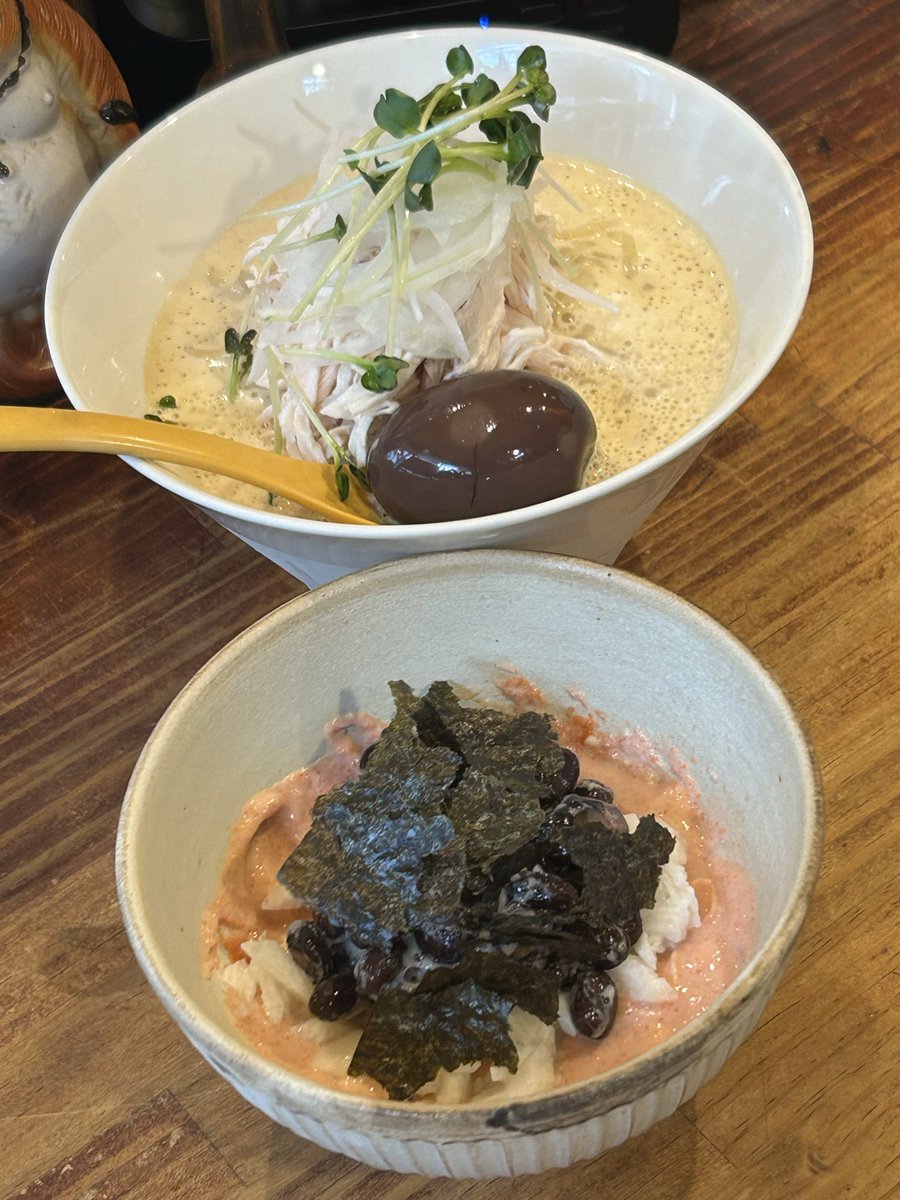 kaname3851's tweet photo. ラーメン&amp;ツケメン 
シゲジン@beef_shigejin ☀️
『夏豆麺』黒豆ver.

先ずは❣️
納豆タラモつけ汁につけず😌
納豆ソースのみで味わう🎶
滑らか👍クリーミー納豆ソース❤️
ほのかに✨納豆の香り🎶
うんまぁ〜😉
手揉みピロピロ麺に❣️
すげぇ〜良く絡む🤩

摩訶不思議麺🤗旨かったです✨
ご馳走様でした🎶 https://t.co/PoNkYOwxIC