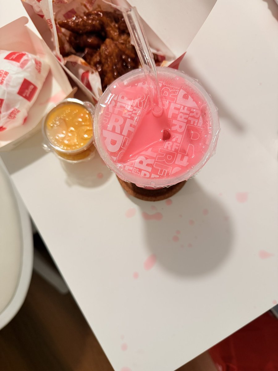 marthinkJ's tweet photo. gw udah laper bgt sampe jd clumsy begini😭 https://t.co/TtvNWys3gp