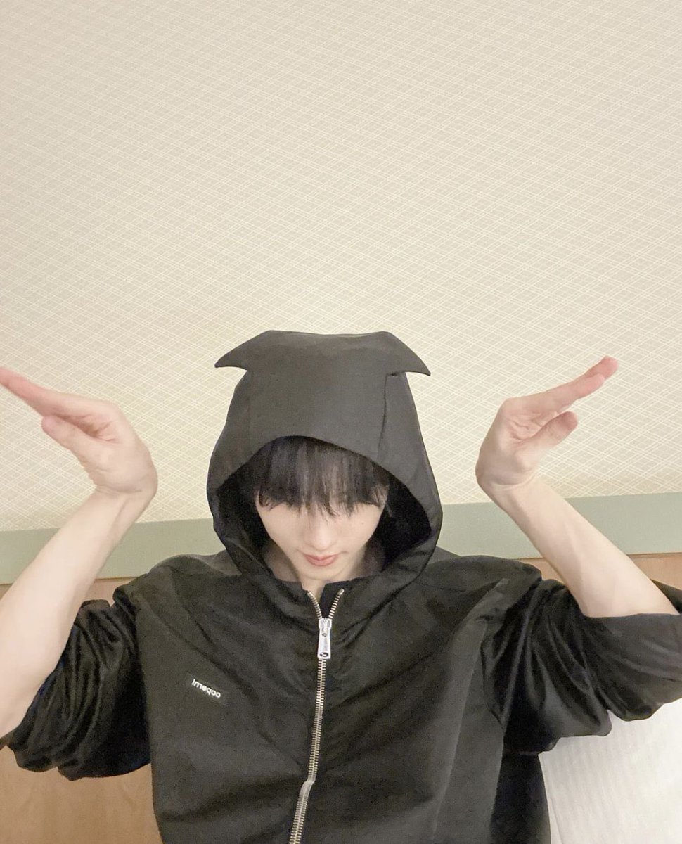 cutiefuljisung's tweet photo. jisung is like a baby bat https://t.co/mTEUVVuCeX