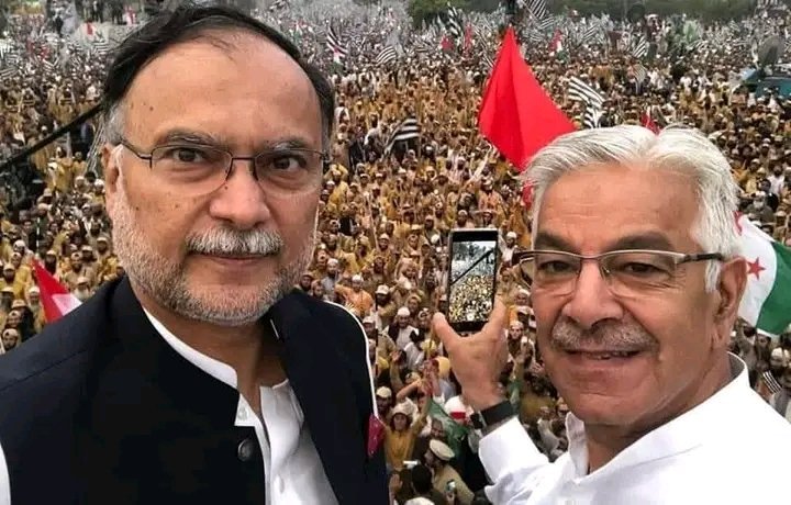Juisnidh's tweet photo. @LegiMian کل تک مولانا صاحب کے ساتھ سیلفیاں لے لے کر فخر محسوس کرتے تھے،
آج وہی بُرا لگنے لگا؟
منافقت بھی اگر فن ہوتی تو تم لوگ اس کے نوبل پرائز یافتہ ہوتے!#م https://t.co/YjxkkXvsuY