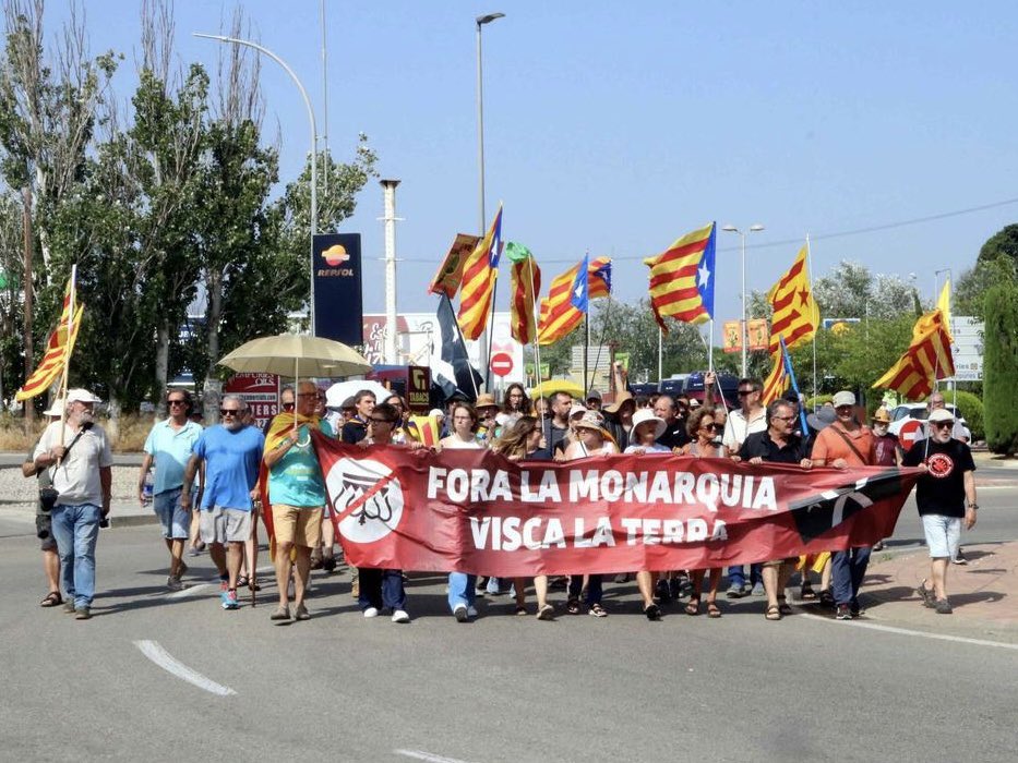 assembleajoves_'s tweet photo. 📣 Hem estat presents a les convocatòries antimonàrquiques d’aquests dos dies, tant a Barcelona com a Sant Martí d’Empúries.

Un cop més, sortim al carrer per defensar els nostres ideals i demostrar que hi ha una generació de joves disposada a mobilitzar-se. https://t.co/IceF0nIE0z