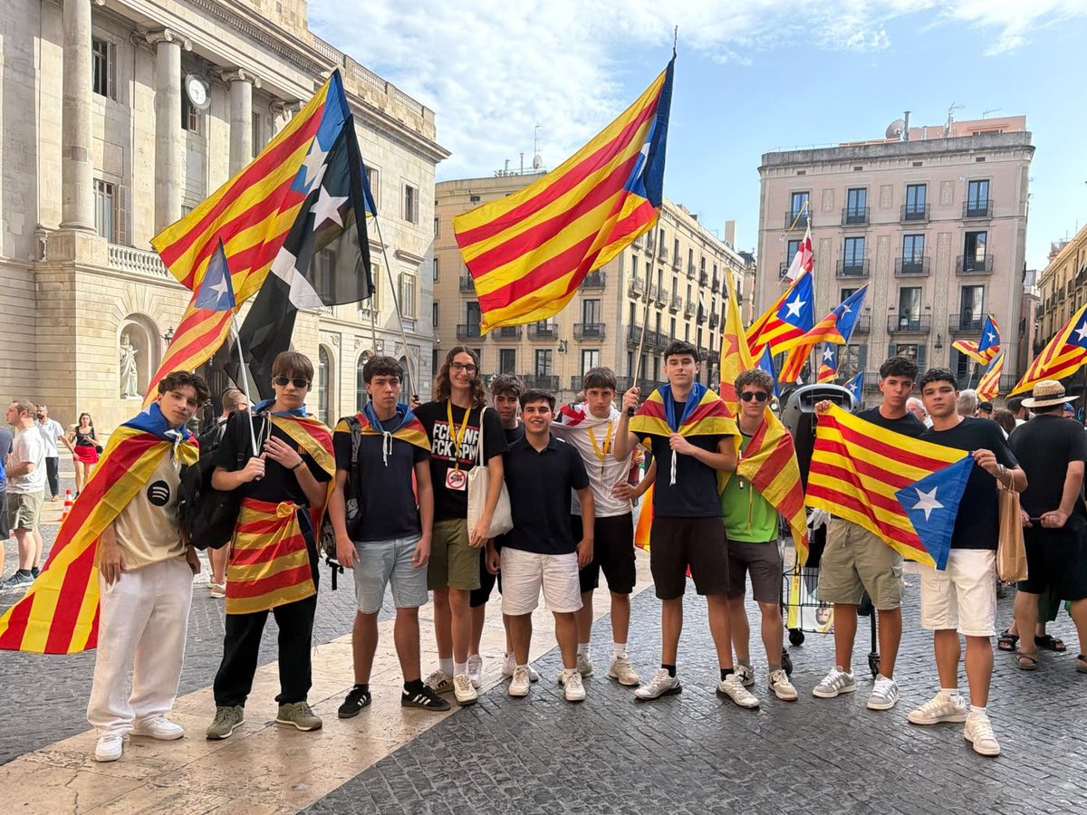 assembleajoves_'s tweet photo. 📣 Hem estat presents a les convocatòries antimonàrquiques d’aquests dos dies, tant a Barcelona com a Sant Martí d’Empúries.

Un cop més, sortim al carrer per defensar els nostres ideals i demostrar que hi ha una generació de joves disposada a mobilitzar-se. https://t.co/IceF0nIE0z