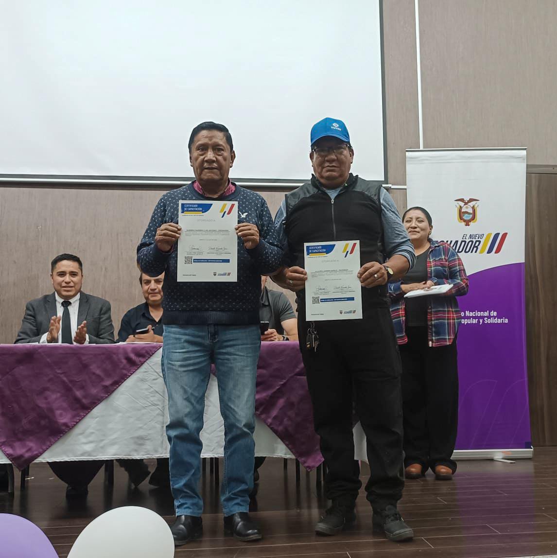 IEPS_Ec's tweet photo. En 📍#Suscal, #Cañar, el equipo del #PROFECPIAM entregó certificados a emprendedores de los pueblos y nacionalidades que culminaron el Programa de Habilidades Blandas. 👏📜
Esta formación fortalece el 🤝 trabajo en equipo, 🗣️ la comunicación efectiva, el liderazgo y 💡 la resolución de conflictos, herramientas que impulsan sus iniciativas productivas, mejoran la toma de decisiones y aportan al desarrollo local.