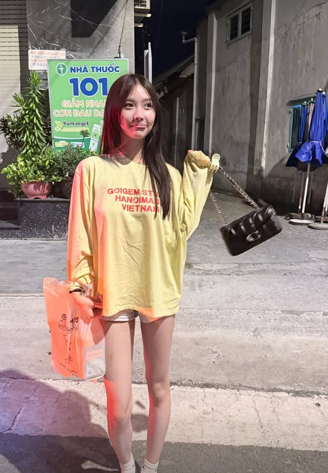 thuydungcali's tweet photo. Ở ngoài nhỏ xíu à https://t.co/94M5NjjQK5