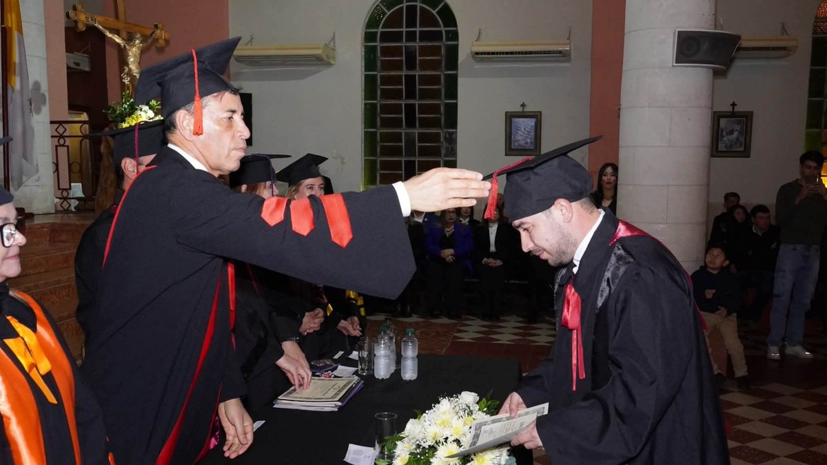 UNP_Paraguay's tweet photo. Más de 130 nuevos profesionales recibieron sus títulos en la ceremonia de graduación realizada en la Basílica Ntra. Sra. del Pilar, en el marco del 35.º aniversario de la UNP. El acto reafirmó el compromiso institucional con la formación de calidad y el desarrollo de la sociedad. https://t.co/dDq6kzxcot
