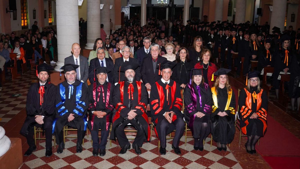 UNP_Paraguay's tweet photo. Más de 130 nuevos profesionales recibieron sus títulos en la ceremonia de graduación realizada en la Basílica Ntra. Sra. del Pilar, en el marco del 35.º aniversario de la UNP. El acto reafirmó el compromiso institucional con la formación de calidad y el desarrollo de la sociedad. https://t.co/dDq6kzxcot