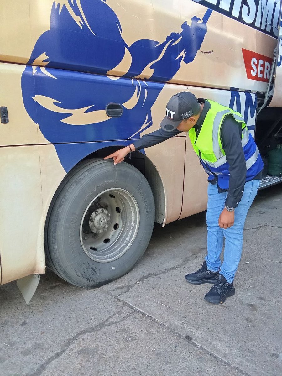 InttContigo's tweet photo. El INTT como parte del Frente Preventivo se despliega en el Terminal Humberto Hernández de San Fernando de Apure. Su objetivo es dictar charlas informativas a los pasajeros y conductores sobre el respeto a los límites de velocidad y el uso del cinturón de seguridad. https://t.co/OM5gDaT8Ne