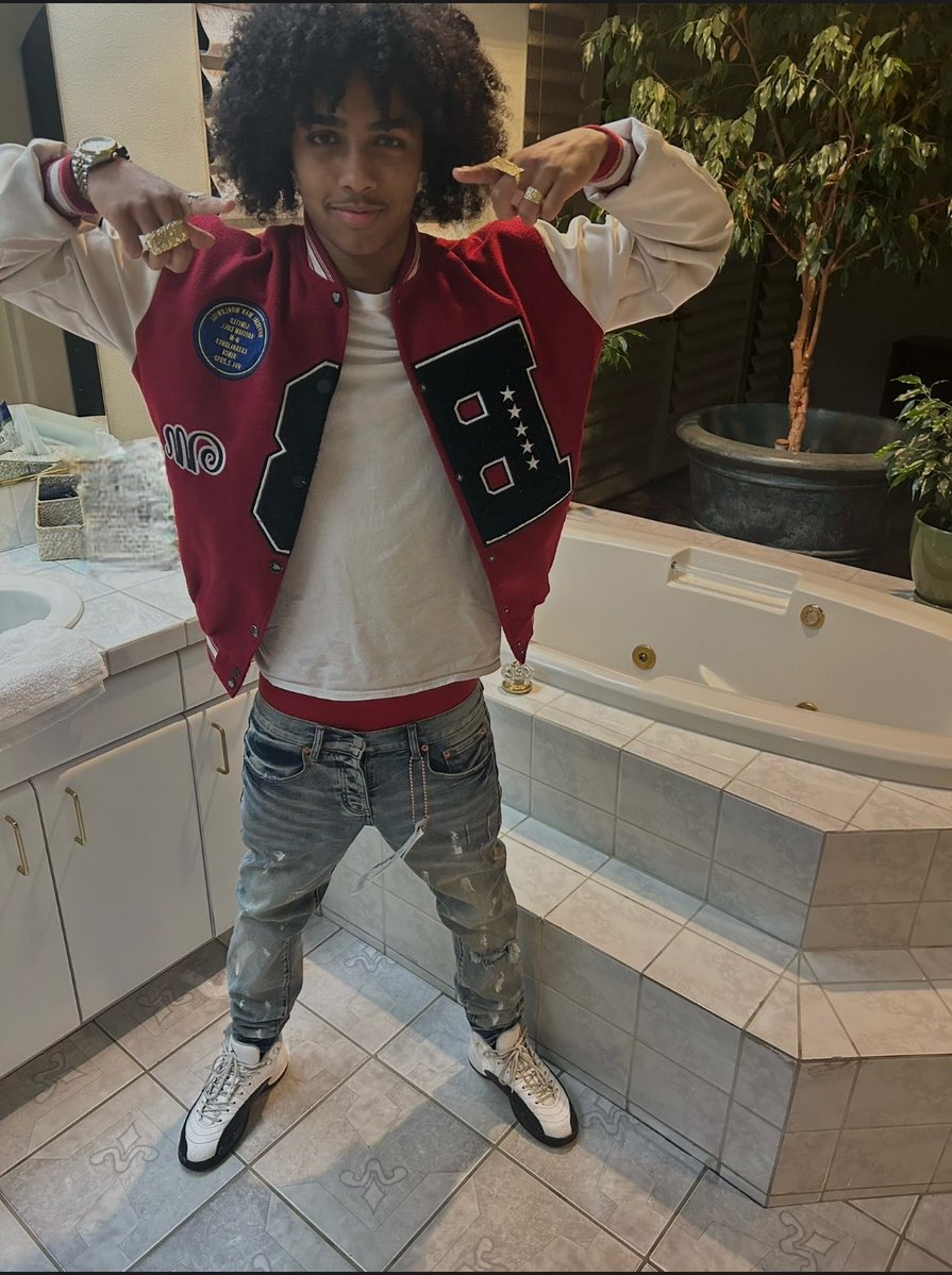 Gzkjoint's tweet photo. Yn in red 🩸 https://t.co/hOPfes9Eq1