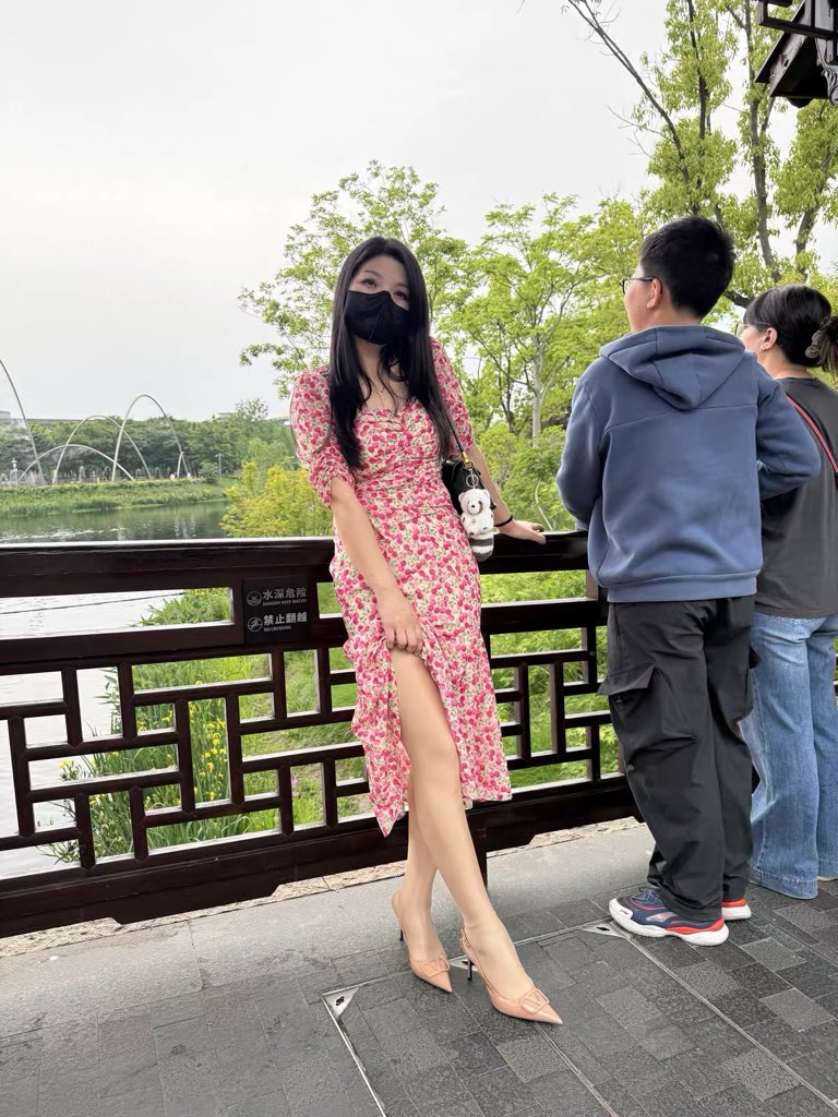 StocksHeelsYoga's tweet photo. 楼梯上这粉樱桃裙少妇太会坐了！裙子高叉直接把大白腿和腿根全露给我看，粉嫩的华伦天奴晃啊晃……又嫩又滑的大肉丝🦵压在台阶上，翘臀紧绷，我当场想跪下去把头埋进她裙底🥵 这腿这骚姿势，欠操！后面更精彩… https://t.co/mqu3KAKY2g