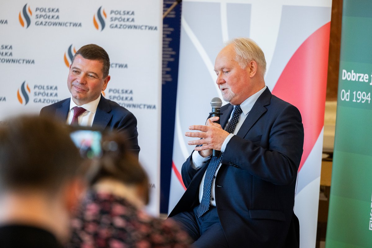 MAPGOVPL's tweet photo. 🇵🇱 Local content fundamentem bezpieczeństwa Polski

🎯Wiceminister @Wrona_Grzegorz_ uczestniczył 14 lipca w II Forum Bezpieczeństwa Polski 2026 na @UniWarszawski, gdzie zabrał głos w debacie poświęconej roli #LocalContent w budowaniu odporności państwa i krajowych łańcuchów dostaw.

👥W dyskusji podkreślono, jak ważne jest zwiększanie udziału polskich firm w strategicznych inwestycjach - szczególnie w energetyce ⚡️ i obronności 🛡️ - oraz rozwijanie kompetencji przemysłowych w kraju.

💬Wiceminister @Wrona_Grzegorz_ zaznaczył, że środki publiczne powinny zasilać polską gospodarkę poprzez firmy działające w kraju - te, które tworzą miejsca pracy, płacą podatki i rozwijają kompetencje w Polsce. Zwrócił uwagę, że kluczowe jest podejmowanie odważnych decyzji wzmacniających krajowy potencjał, bo tylko w ten sposób możemy wspólnie budować silną, konkurencyjną gospodarkę zdolną rywalizować z Europą i światem 🌍

👉Wydarzenie zorganizowała Fundacja FAPA, przy współpracy z Uniwersytetem Warszawskim.