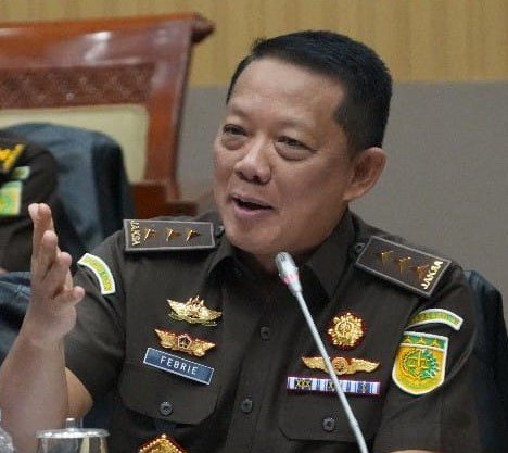 indepenSumatera's tweet photo. POTRET KEADILAN MINGGU INI!!!

Terduga pemilik emas 74 KG: Bebas berkeliaran 

Terduga pembuat meme: Dijemput paksa, ditekan, dan kemungkinan ditahan

Mungkinkah di Republik yang katanya hukum itu adil, selembar gambar meme dianggap jauh lebih berbahaya dan mengancam negara dibanding kejahatan TPPU yang bernilai ratusan miliar itu.

Keadilan di negeri ini tidak lagi sekadar runtuh, Wak. Ia sudah mati di ujung tanduk!

Tengok saja ironi ini wak

⏳️ Kawan mereka digeledah, ditemukan tumpukan harta haram, tapi masih bisa tersenyum bebas. Bahkan proses penggeledahannya dikawal ketat oleh aparat militer. 

⏳️Sementara kawan kita, yang hanya membuat meme satire, diperlakukan layaknya teroris kelas kakap. Dijemput paksa, ditekan mentalnya, hak-hak dasarnya dirampas, bahkan sampai detik ini kita kesulitan dapat kabar

Wahai fren² awak sekalian, pasang telinga dan buka mata kalian lebar-lebar. Hari ini, jika kita memilih diam melihat kawan kita ditekan dan dikriminalisasi, percayalah... esok atau lusa, giliran mulut kita yang akan dilakban rapat-rapat! 

Jika semua orang ditiup rasa takut dan memilih bungkam, lalu di mana lagi letak esensi NEGARA DEMOKRASI yang selama ini mereka dongengkan di pidato-pidati kekuasaannya?

Awak mengajak kalian semua untuk merapatkan barisan, naikkan volume suara kita, dan penuhi linimasa untuk melawan pembungkaman ini!

#BebaskanKawanKami ✊🔥🔥