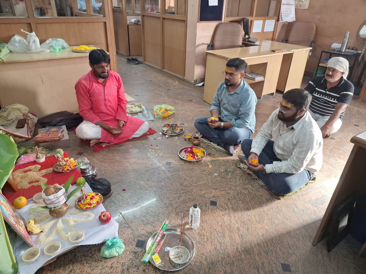 anilrajgor84's tweet photo. સંદેશની ઓફિસમાં સત્યનારાયણની કથા 

સંદેશ ન્યૂઝની કચ્છ આવૃત્તિને કચ્છમાં 15 વર્ષ પૂર્ણ થતાં ભુજ ઓફિસે સત્યનારાયણ ભગવાનની કથા યોજાઈ, જેમાં સૌ કર્મચારીઓ જોડાયા.
#kutch #bhuj #sandesh #puja https://t.co/blHFtgEaWF