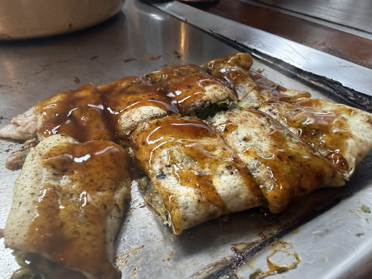 chanue116's tweet photo. たまには広島焼きもイイもんだ😊

いやーここはホント楽しいよ
どれも旨いのはもちろんのこと
活気のある店内に
女性店主の客あしらいが心地よいのよ

そして、何が良いって本場の広島焼き食べながらホッピー呑めるってコレは新橋でしか味わえないでしょ👍

堪らんお店がまた増えたわ✌️

＠ソニア https://t.co/jaA7D0nS1w