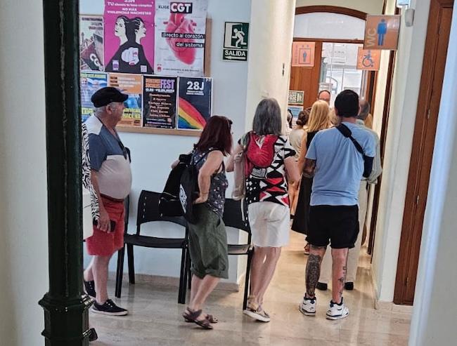 IndeGranada's tweet photo. La Junta de Personal del Ayuntamiento de Granada exige el aumento de la plantilla de notificaciones tras la implantación de la nueva tasa de residuos

Ante "la avalancha de personas" que acude a diario a los Mondragones para obtener la carta de pago
👇👇👇
https://t.co/7QNhYRgaGp https://t.co/3hroQ9pjB1