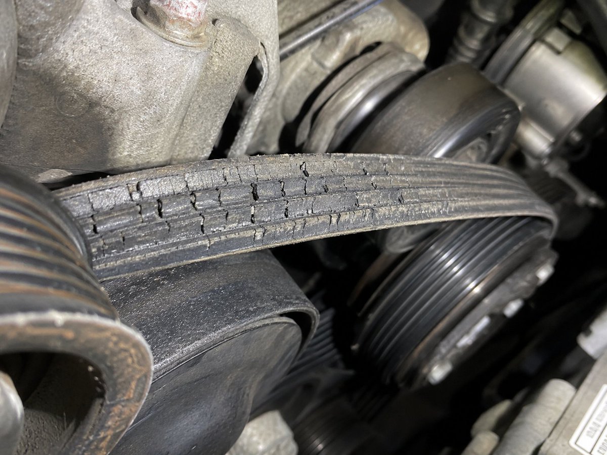 MeadowAutoServ's tweet photo. 🐍 Don't let the name fool you... your serpentine belt isn't something you want slithering away! 😄
Your serpentine belt powers important components like your alternator, power steering, air conditioning, and water pump on many vehicles. https://t.co/ZQskFkCm36