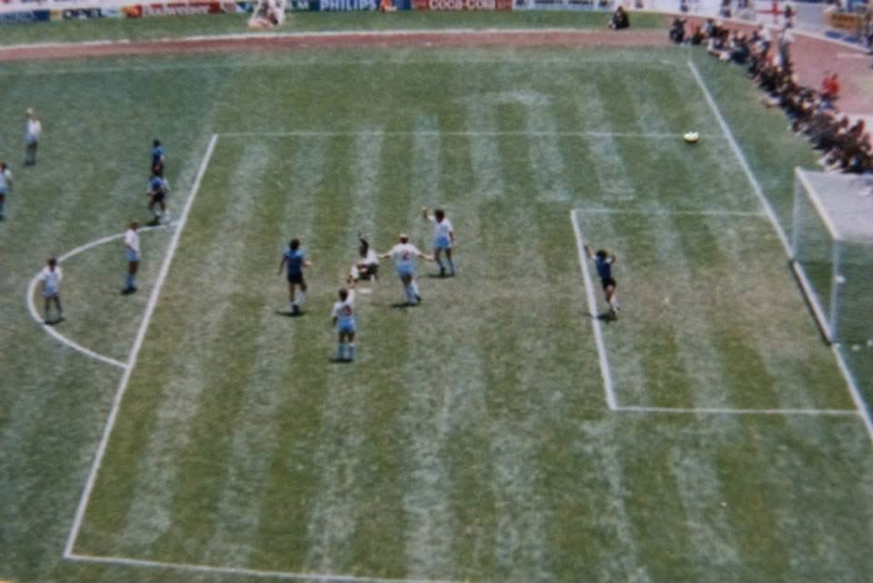 LucasOttolini's tweet photo. Algunas inéditas que sacó mi prima en el azteca con su cámara personal #maradona #mexico86 https://t.co/DWE2SMga7G