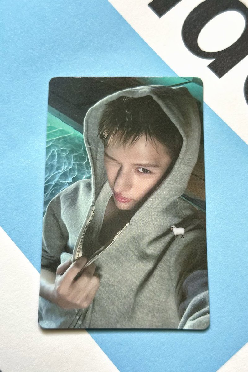 zhaoyufinesheyt's tweet photo. This james blue lips pc is really so pretty 🥲 https://t.co/4QyPjNXqWx