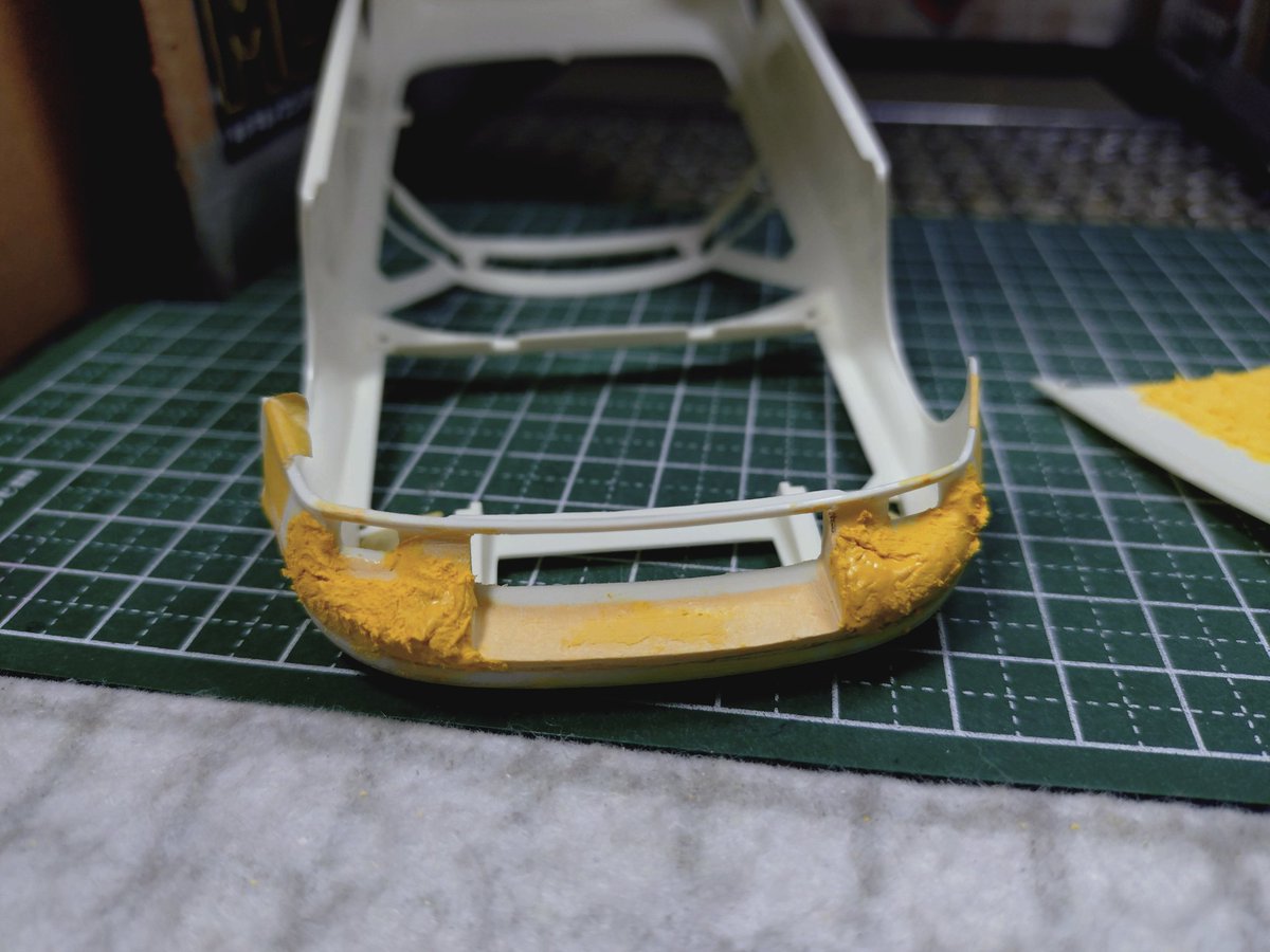 RrKseWnze182842's tweet photo. バンパーの開口やり直しの兼ね合いでバンパーロアのパテ盛りもやり直し
ついでにフラットフードの為に裏打ちパテ
#タミヤ
#savanna
#RX7 RX-7
#FC3C
#RacingBeat
#サワンナRX7 https://t.co/Ryz0CPhD9e