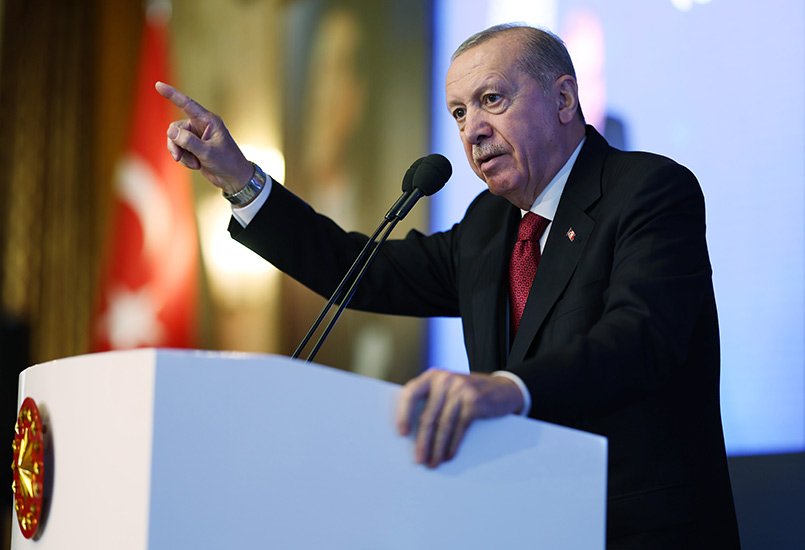 mhulkicevizoglu's tweet photo. 📍 TBMM

🇹🇷🇹🇷 ❝15 Temmuz; 
milletimizin devletine, demokrasisine ve istikbaline sahip çıktığı kutlu bir diriliştir. Bu ruh yaşadıkça, TÜRKİYE YÜZYILI yürüyüşümüz aynı inanç ve kararlılıkla devam edecektir.❞ 🇹🇷🇹🇷

15 Temmuz'un 10. yılında, Demokrasi ve Milli Birlik Günü dolayısıyla Gazi Meclisimizde düzenlenen anma programına katıldık.

Cumhurbaşkanımız Sayın @RTErdogan'ın hitaplarını dinledik, 15 Temmuz ruhunu ve MİLLİ İRADENİN gücünü bir kez daha idrak ettik.

📌 Cumhurbaşkanımız hitaplarında şu önemli mesajları paylaştı:

🏛️ "Kimsenin şüphesi olmasın; FETÖ'cülerin engellemeye çalıştığı TÜRKİYE YÜZYILI'nın inşası başlamıştır. Önünü Allah'ın izniyle hiçbir KARANLIK GÜÇ kesemeyecek."

🛡️ "Aziz milletimizin GÖĞSÜNÜ SİPER ETMESİ neticesinde bu kirli plan bozulmuş, emperyalist proje buruşturulup çöpe atılmıştır."

🚀 "Türkiye'nin son 10 yılda SAVUNMA SANAYİSİNDEN ekonomiye, güvenlikten dış politikaya elde ettiği başarıların arkasında FETÖ'NÜN TASFİYESİ vardır."

🇹🇷 "Bundan bir asır önce işgalcilere geçit vermeyen GAZİ MECLİS, 15 Temmuz gecesi de emperyalizmin maşalarına geçit vermemiştir."

⚖️ "Demokrasinin imkânlarını kullanıp kurumlara sızarak güç devşiren, kendi insanına silah doğrultan bir zihniyetle karşı karşıya olduğumuzu UNUTMAMALIYIZ."

🇹🇷 "Ruhlarıyla birlikte şahsiyetlerini de 1 DOLARA SATAN FETÖ'CÜ TERÖRİSTLER, yeminli Türkiye düşmanlarına hizmetkâr olmayı sürdürüyorlar."

Bu vesileyle; aziz şehitlerimizi rahmetle, kahraman gazilerimizi minnetle yad ediyor, aziz milletimizi saygıyla selamlıyoruz.

@TBMMresmi @Akparti

#15Temmuz 🇹🇷
#İradeBizimZaferBizim
#DemokrasiVeMilliBirlikGünü
#TürkiyeYüzyılı
#TekMilletTekBayrakTekVatanTekDevlet