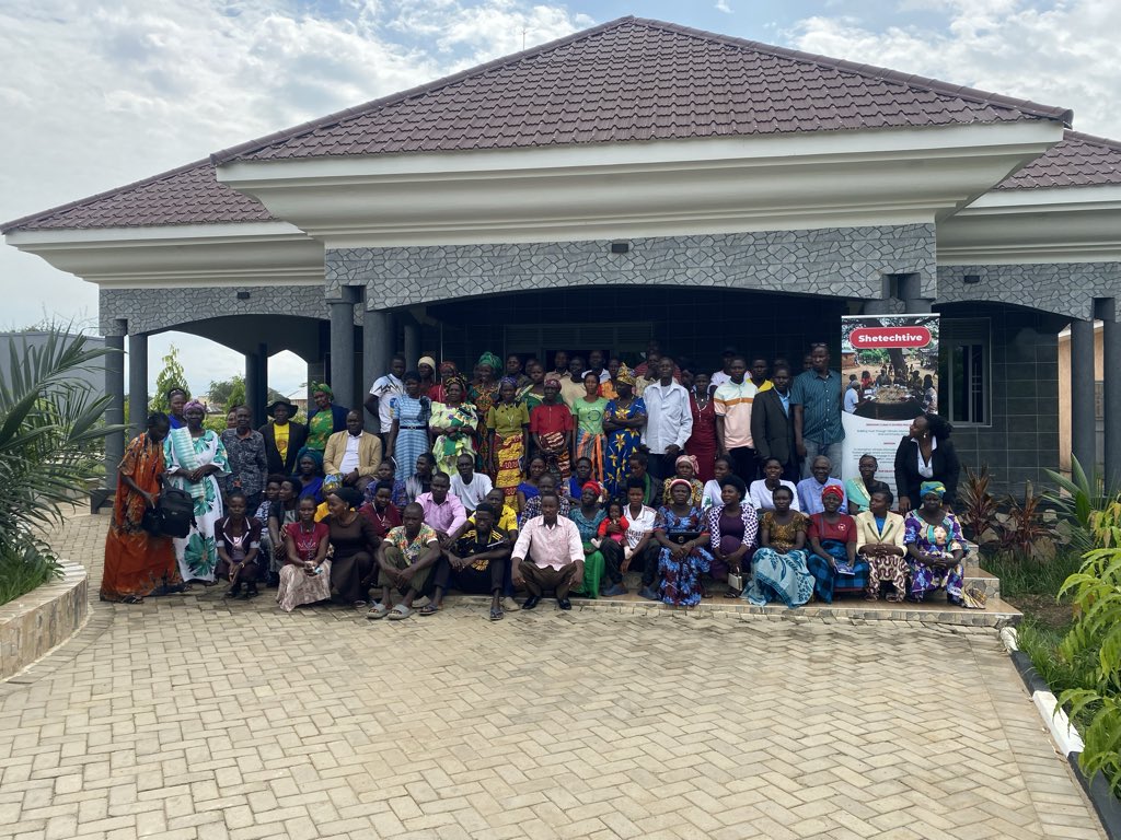 GloshEdith's tweet photo. We met with community members of Buliisa and had a community dialogue on climate change . It has affected livelihood, caused environmental pollution .@agyw_gawah https://t.co/kM3uuOh7mr