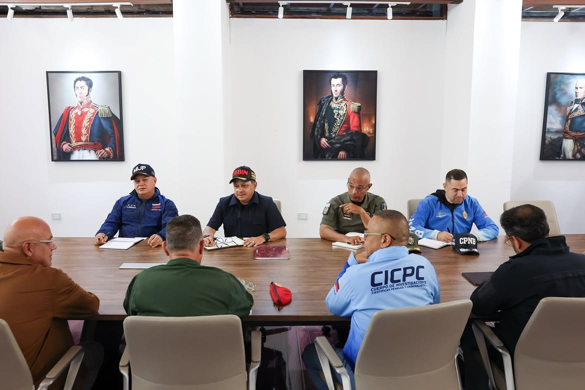 InttContigo's tweet photo. Presidenta Delcy Rodríguez, sostiene una reunión de trabajo en materia de seguridad para coordinar las tareas de acción dirigidas a la logística y atención integral de las personas afectadas por los dobles terremotos del pasado 24 de junio https://t.co/MdFTwSGk0U