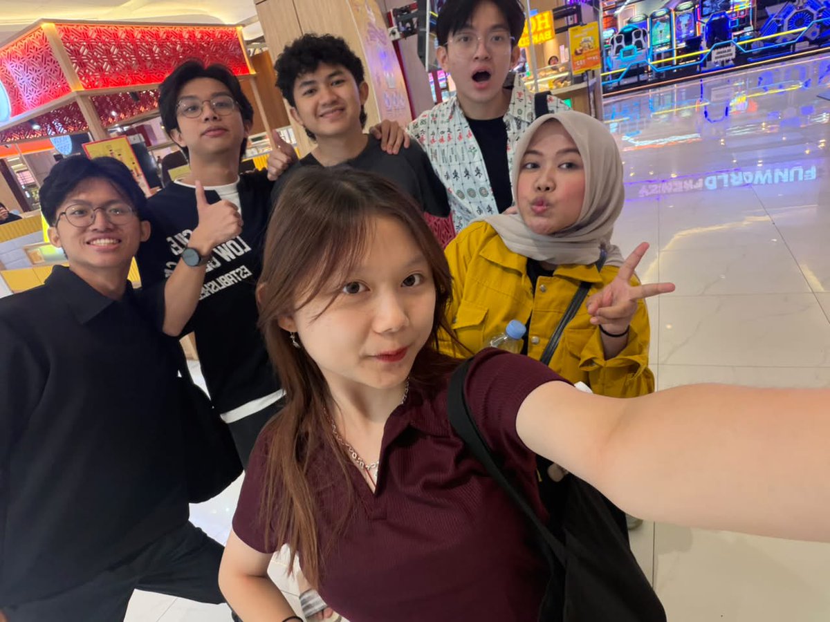 skieshofy's tweet photo. Wahh cindy with geng surabaya abis meet up nih 😍

Cindy, maxwell, chindita, kevin, nicholas, mp 🫶🏻 https://t.co/NigqL6MMVr