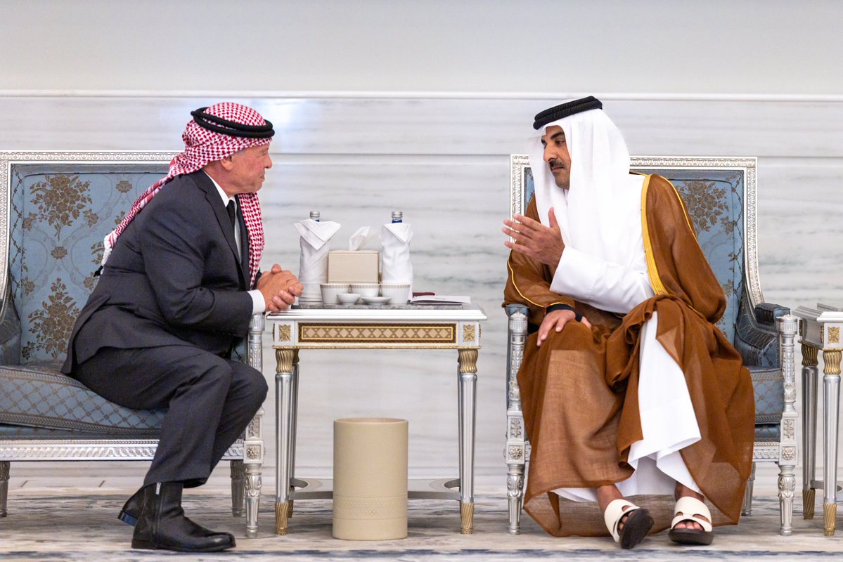 RHCJO's tweet photo. جلالة الملك عبدالله الثاني يقدم واجب العزاء إلى سمو الشيخ تميم بن حمد آل ثاني أمير دولة #قطر الشقيقة، في قصر لوسيل بالعاصمة القطرية الدوحة، بوفاة والده المغفور له سمو الشيخ حمد بن خليفة آل ثاني، رحمه الله.
#الأردن https://t.co/YFKtRF2AKb