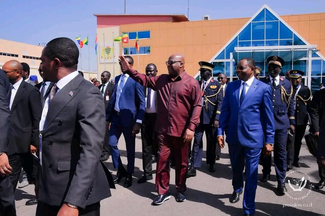 Direct_News_Tv's tweet photo. À l’invitation de son homologue tchadien, le Président Mahamat Idriss Déby Itno, le Chef de l’État, Félix-Antoine Tshisekedi, est arrivé  ce mercredi 15 juillet à N’Djamena pour participer au Forum africain de l’eau, qui se tient du 15 au 16 juillet 2026.

Cette rencontre continentale est consacrée à la mobilisation d’actions concrètes pour développer les infrastructures hydrauliques et améliorer l’accès à l’eau pour les populations. 

Le Président Tshisekedi y portera la voix de la RDC, qui dispose d’un immense potentiel en eau, dans la recherche de solutions durables face aux défis du changement climatique et de la sécurité hydrique.

Ce déplacement du Chef de l’État traduit également la volonté de la RDC et du Tchad de consolider leur coopération bilatérale. Les dirigeants des deux pays vont se rencontrer en tête-à-tête après l’ouverture des travaux du Forum.
Le Chef de l’État est accompagné, dans cette visite de travail, du ministre des ressources Hydrauliques et électricité, Aimé Molendo Sakombi et du Directeur général de la Regideso.